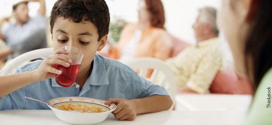 Moderar o consumo de bebidas durante as refeições é uma boa pedida. Moderar o consumo de bebidas durante as refeições é uma boa pedida.
